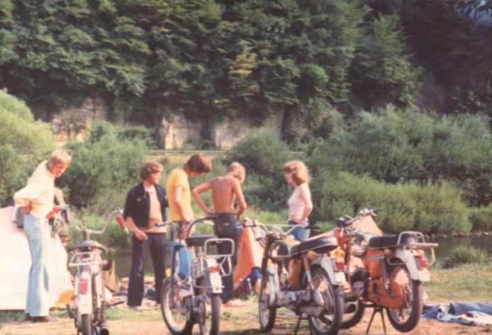 samenscholing bij tent.JPG (35529 bytes)